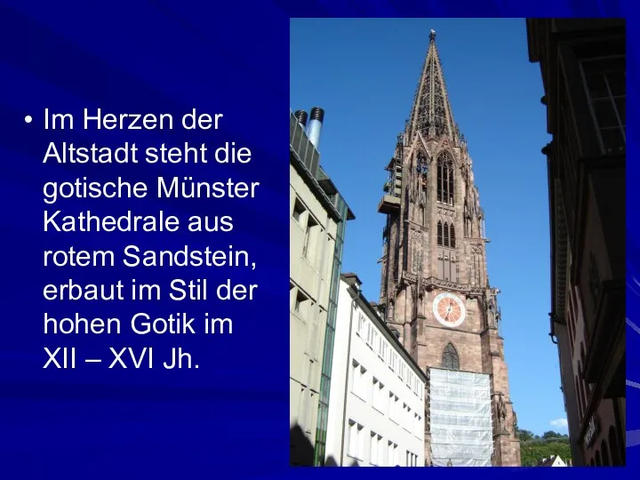 Im Herzen der Altstadt steht die gotische Münster Kathedrale aus rotem Sandstein,
