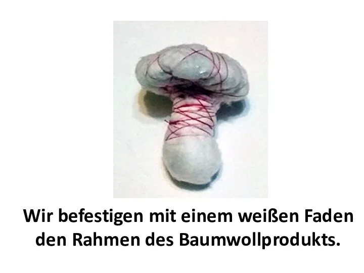 Wir befestigen mit einem weißen Faden den Rahmen des Baumwollprodukts.