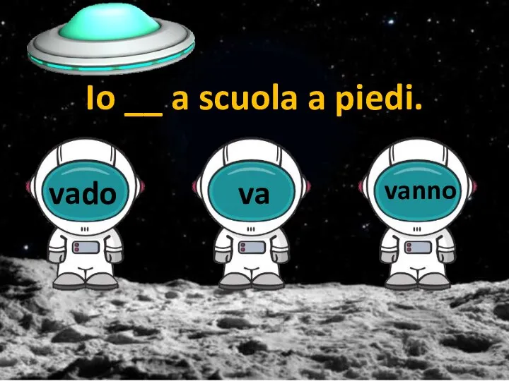 Io __ a scuola a piedi.