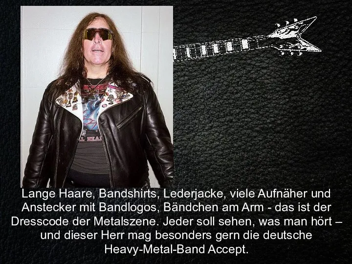 Lange Haare, Bandshirts, Lederjacke, viele Aufnäher und Anstecker mit Bandlogos, Bändchen am