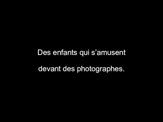 Des enfants qui s’amusent devant des photographes.