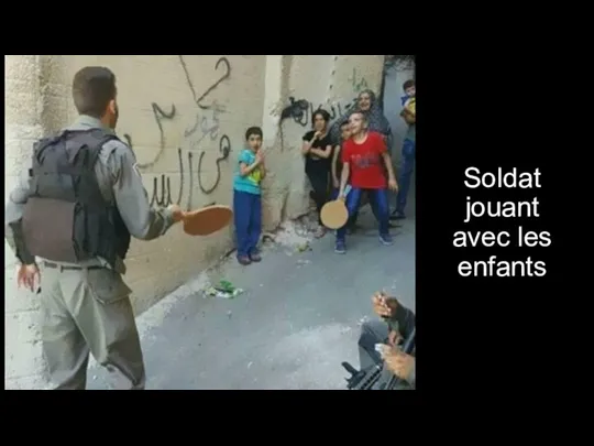 Soldat jouant avec les enfants