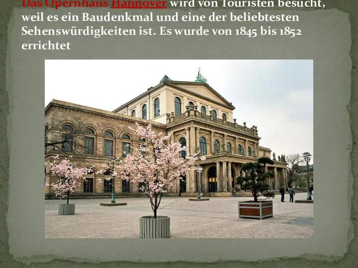 Das Opernhaus Hannover wird von Touristen besucht, weil es ein Baudenkmal und