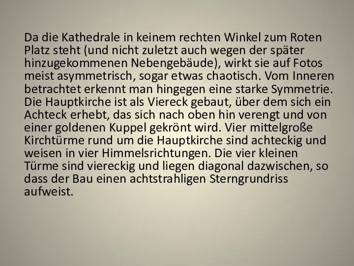 Da die Kathedrale in keinem rechten Winkel zum Roten Platz steht (und