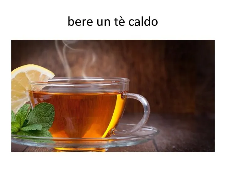 bere un tè caldo