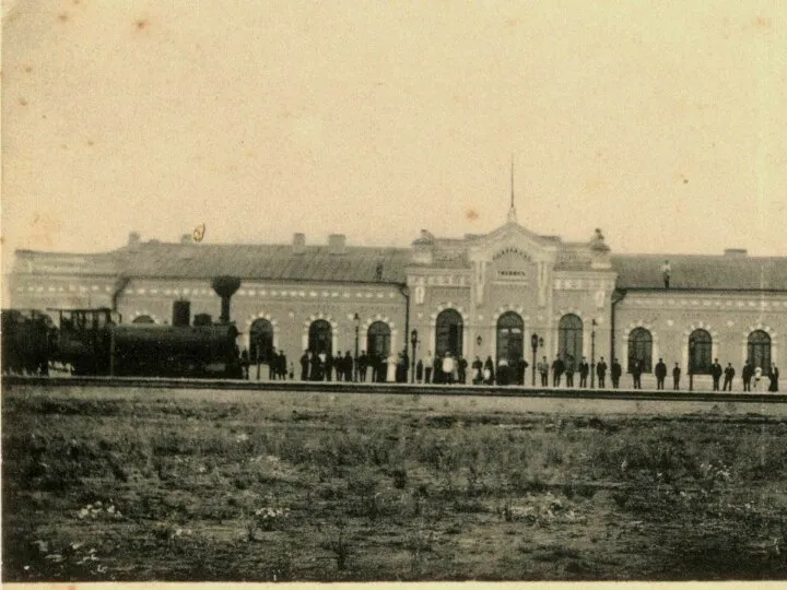 В июле 1918 года в Тихвине был создан Союз рабочей молодежи имени