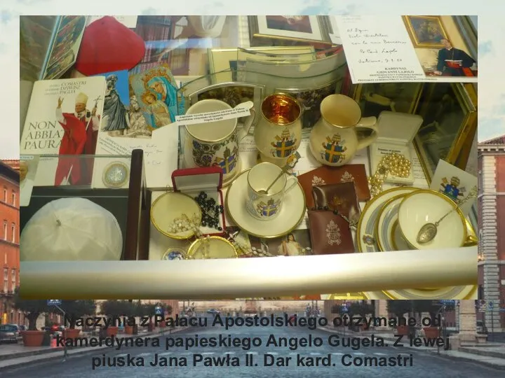 Naczynia z Pałacu Apostolskiego otrzymane od kamerdynera papieskiego Angelo Gugela. Z lewej