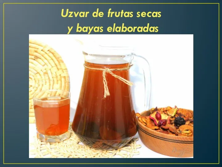 Uzvar de frutas secas y bayas elaboradas