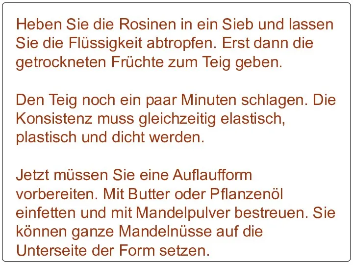 Heben Sie die Rosinen in ein Sieb und lassen Sie die Flüssigkeit