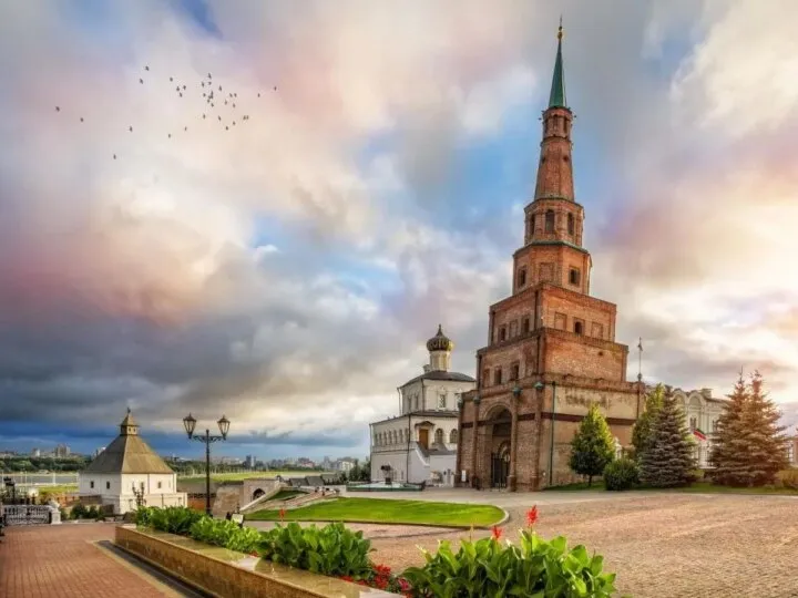 Правильно! В честь принцессы Казанского ханства Сююмбике. Также в ее честь названа