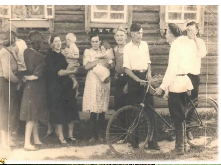 Солнечный, самый долгий день в году. Все жители деревни Петропавлово вышли на гулянье.