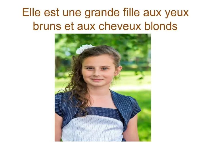 Elle est une grande fille aux yeux bruns et aux cheveux blonds