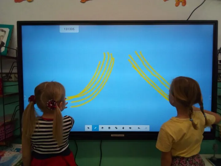 Дети с интерактивной панелью