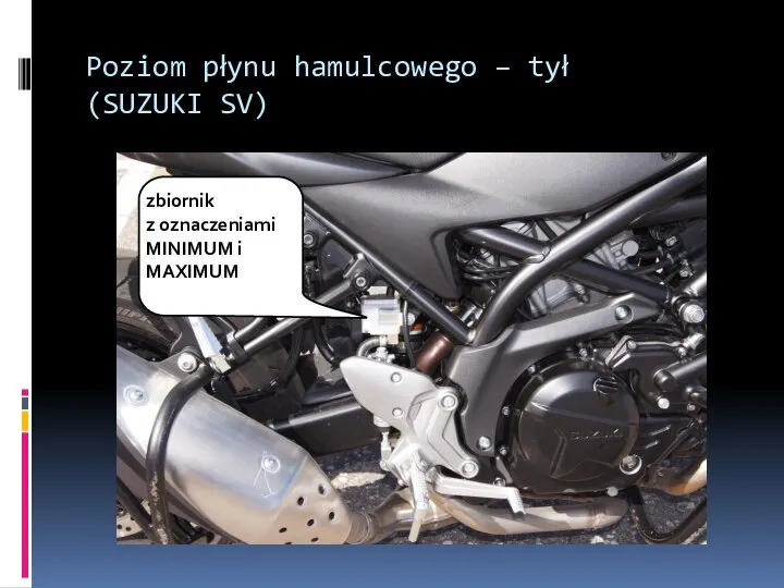 Poziom płynu hamulcowego – tył (SUZUKI SV) zbiornik z oznaczeniami MINIMUM i MAXIMUM