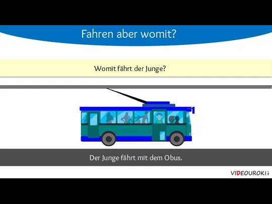 Der Junge fährt mit dem Obus.