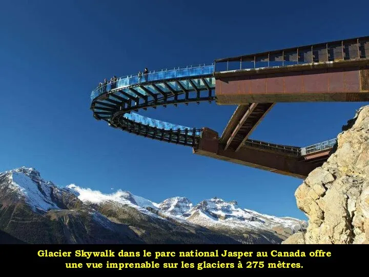 Glacier Skywalk dans le parc national Jasper au Canada offre une vue