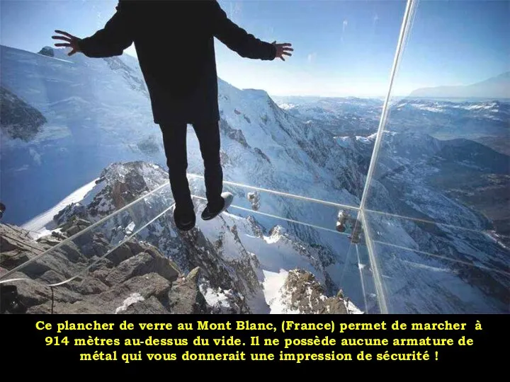Ce plancher de verre au Mont Blanc, (France) permet de marcher à