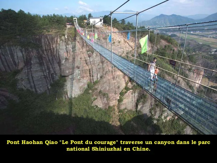 Pont Haohan Qiao "Le Pont du courage" traverse un canyon dans le