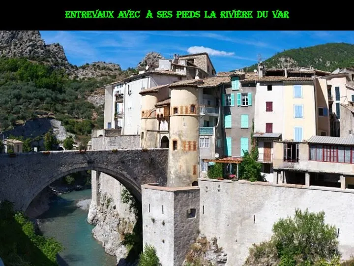 Entrevaux avec à ses pieds la rivière du var