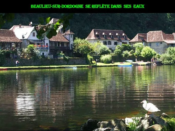 Beaulieu-sur-Dordogne se reflète dans ses eaux