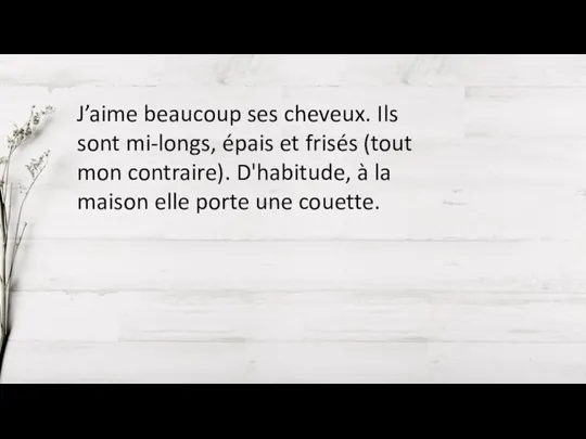 J’aime beaucoup ses cheveux. Ils sont mi-longs, épais et frisés (tout mon