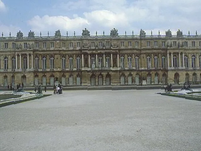 С 1674 Людовик XIV принял решение сделать своей резиденцией Версаль. Работы в