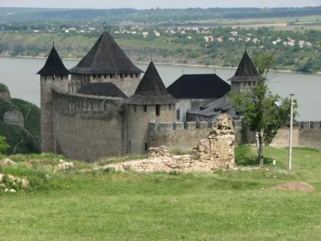 6. Хотинская крепость. крепость X-XVIII веков, расположенная в городе Хотин, Украина. На