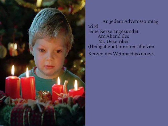 An jedem Adventssonntag wird eine Kerze angezündet. Am Abend des 24. Dezember