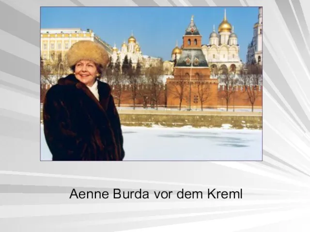 Aenne Burda vor dem Kreml