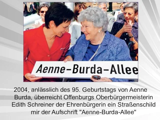 2004, anlässlich des 95. Geburtstags von Aenne Burda, überreicht Offenburgs Oberbürgermeisterin Edith