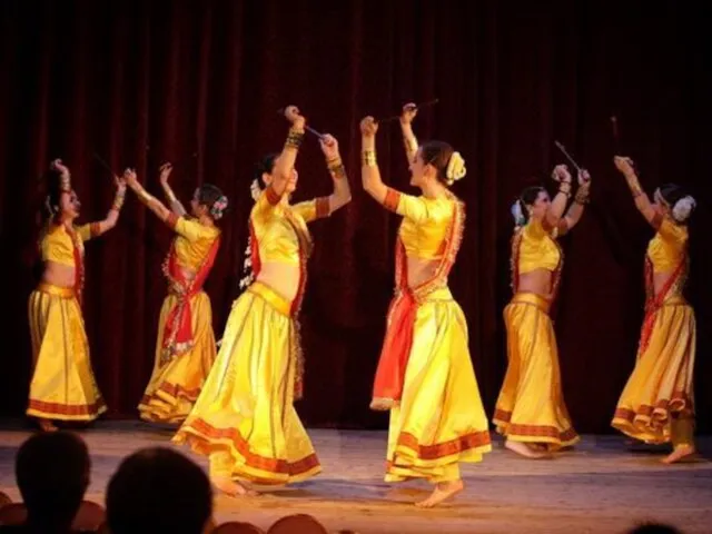 Известный индийский врач и специалист по арт-терапии Сатьянараяна утверждает, что танец оказывает
