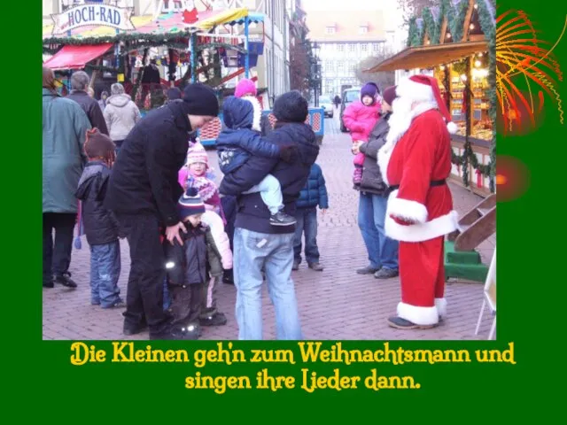 Die Kleinen geh'n zum Weihnachtsmann und singen ihre Lieder dann.