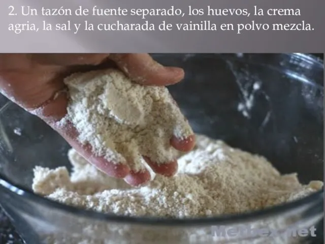 2. Un tazón de fuente separado, los huevos, la crema agria, la