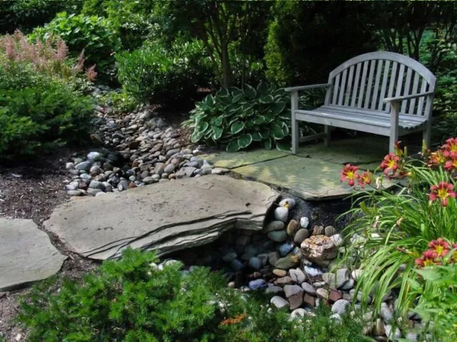 Возможные способы использования декоративного мостика в саду: Декоративные мостики могут выполнять различные
