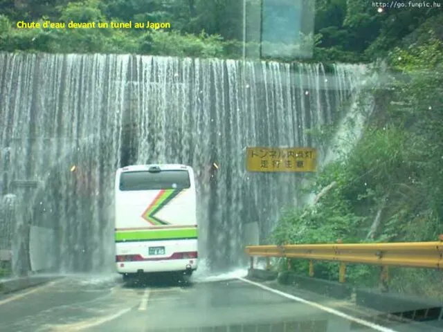 Chute d'eau devant un tunel au Japon