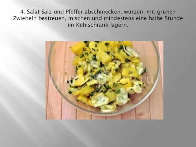 4. Salat Salz und Pfeffer abschmecken, würzen, mit grünen Zwiebeln bestreuen, mischen