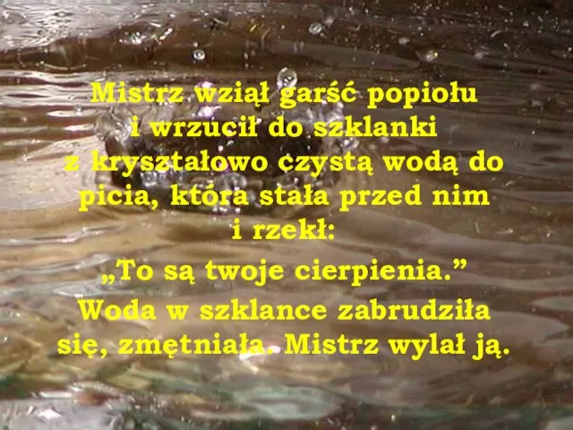 Mistrz wziął garść popiołu i wrzucił do szklanki z kryształowo czystą wodą