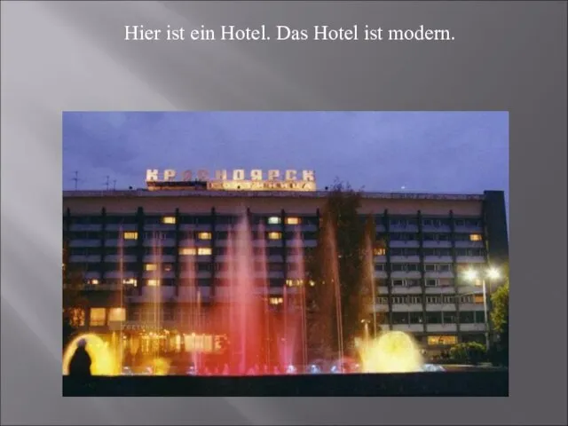 Hier ist ein Hotel. Das Hotel ist modern.