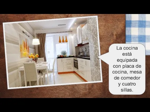 La cocina está equipada con placa de cocina, mesa de comedor y cuatro sillas.