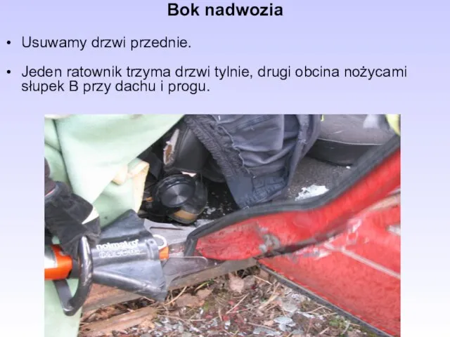 Bok nadwozia Usuwamy drzwi przednie. Jeden ratownik trzyma drzwi tylnie, drugi obcina