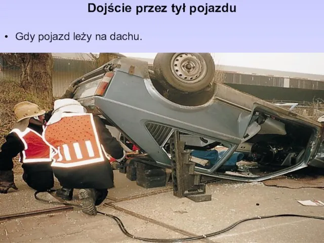 Dojście przez tył pojazdu Gdy pojazd leży na dachu.