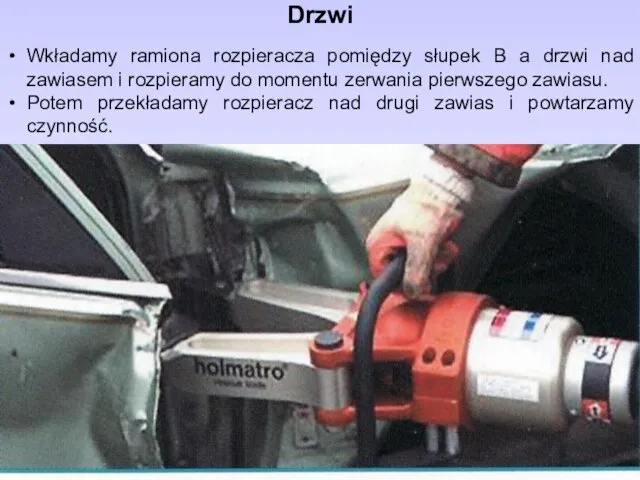 Drzwi Wkładamy ramiona rozpieracza pomiędzy słupek B a drzwi nad zawiasem i