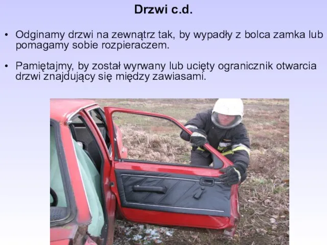 Drzwi c.d. Odginamy drzwi na zewnątrz tak, by wypadły z bolca zamka