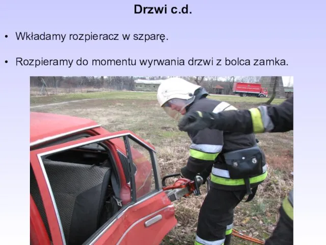 Drzwi c.d. Wkładamy rozpieracz w szparę. Rozpieramy do momentu wyrwania drzwi z bolca zamka.