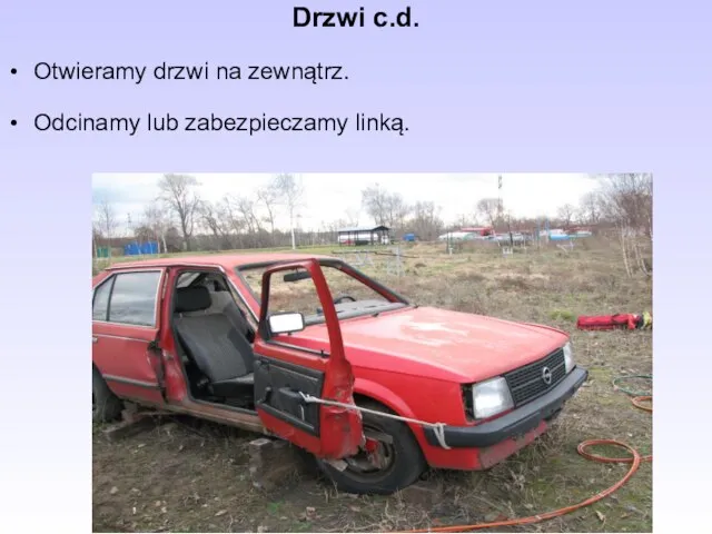 Drzwi c.d. Otwieramy drzwi na zewnątrz. Odcinamy lub zabezpieczamy linką.