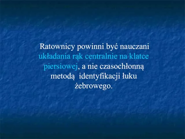 Ratownicy powinni być nauczani układania rąk centralnie na klatce piersiowej, a nie