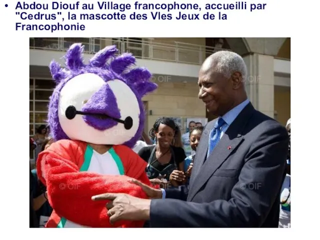 Abdou Diouf au Village francophone, accueilli par "Cedrus", la mascotte des VIes Jeux de la Francophonie