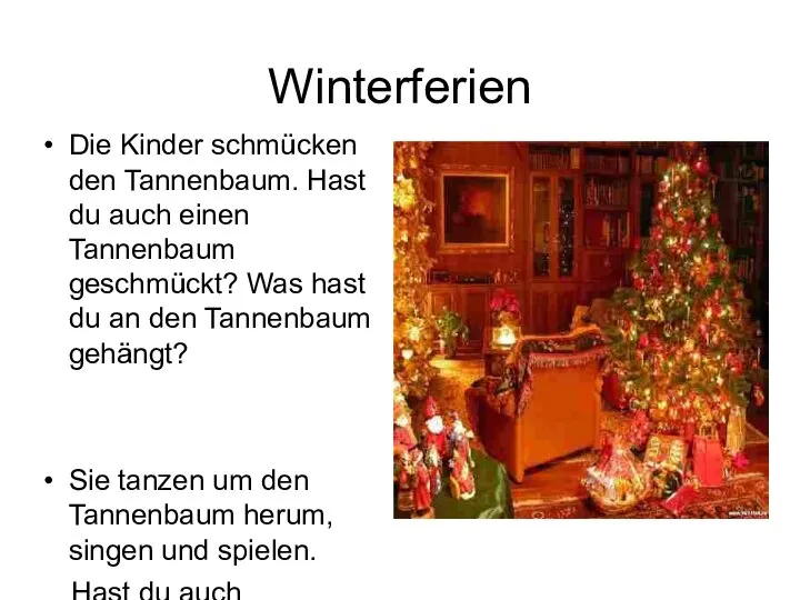 Die Kinder schmücken den Tannenbaum. Hast du auch einen Tannenbaum geschmückt? Was