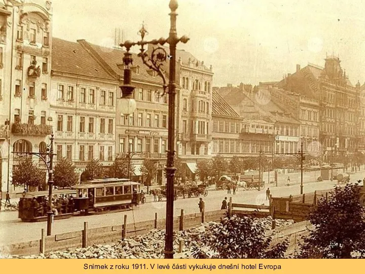 Snímek z roku 1911. V levé části vykukuje dnešní hotel Evropa