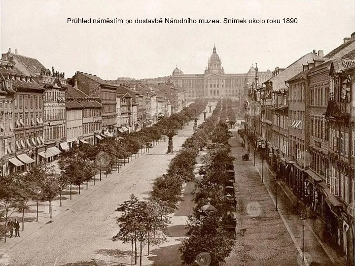 Průhled náměstím po dostavbě Národního muzea. Snímek okolo roku 1890